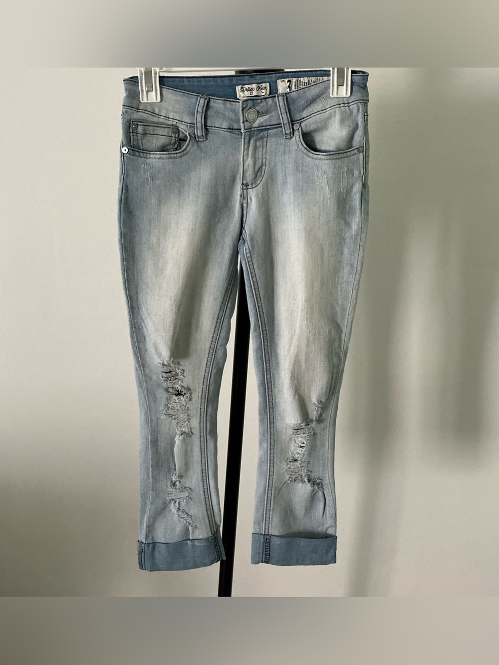 Indigo Rein Junior Light-Wash Distressed Denim Capri Jeans – Size 3